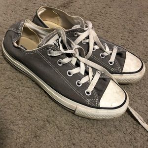 Gray low-top converse